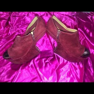 “One of a kind” heel-less spiked platforms size 10